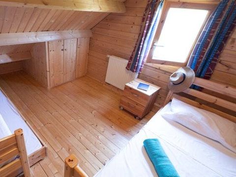 LODGE 10 personnes - 4 Ch. | 6/10 Pers. | Terrasse surélevée | 1 SDB | TV