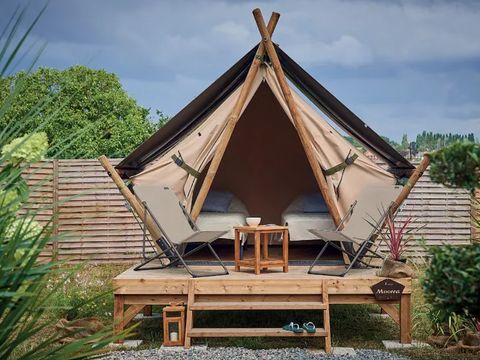 HÉBERGEMENT INSOLITE 2 personnes - Lodge Moorea 5.5 m² sur plancher bois de 11 m² - 1 chambre avec 2 lits de 80/190 . Nouveauté 2022