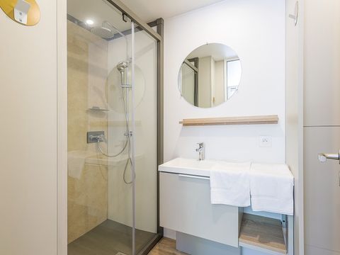 MOBILHOME 6 personnes - Ultimate | 3 Ch. | 6 Pers. | Terrasse surélevée | 2 SDB | Clim. | TV