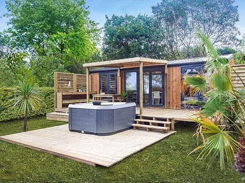 MOBILHOME 4 personnes - Ultimate | 2 Ch. | 4 Pers. | Terrasse surélevée | Jacuzzi | Douche tropicale | Clim. | TV