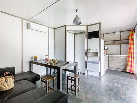 MOBILHOME 7 personnes - Chalet | Comfort XL | 3 Ch. | 5/7 Pers. | Terrasse surélevée | Clim. | TV