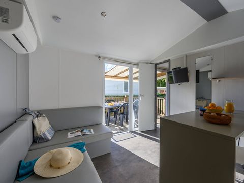 MOBILHOME 6 personnes - Mobil-home | Comfort | 3 Ch. | 6 Pers. | Terrasse couverte | 1 SDB | Clim. | TV