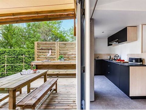 MOBILHOME 4 personnes - Ultimate | 2 Ch. | 4 Pers. | Terrasse couverte | Jacuzzi | Douche extérieure | 1 SDB | Clim. | TV