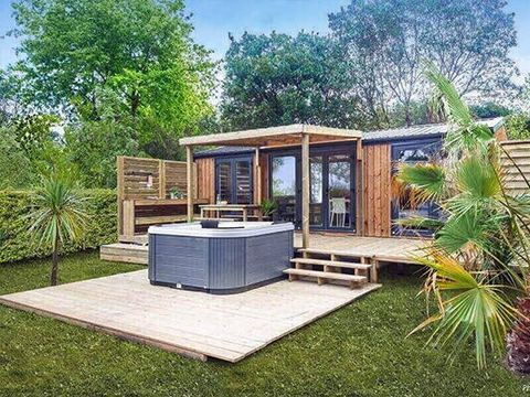 MOBILHOME 4 personnes - Ultimate | 2 Ch. | 4 Pers. | Terrasse couverte | Jacuzzi | Douche extérieure | 1 SDB | Clim. | TV
