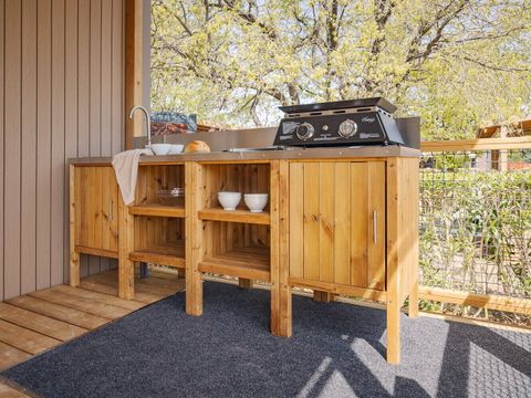 MOBILHOME 4 personnes - Mobil-home | Ultimate | 2 Ch. | 4 Pers. | Terrasse surélevée | Jacuzzi | Douche extérieure | 1 SDB | Clim. | TV