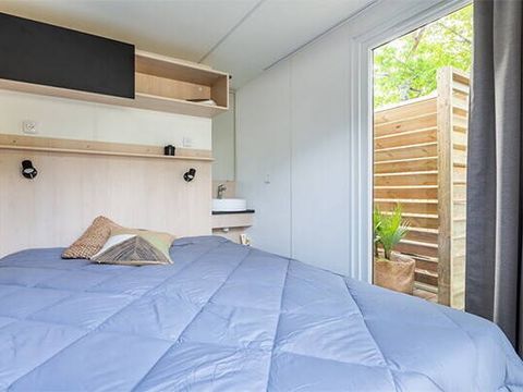 MOBILHOME 4 personnes - Mobil-home | Ultimate | 2 Ch. | 4 Pers. | Terrasse surélevée | Jacuzzi | Douche extérieure | 1 SDB | Clim. | TV