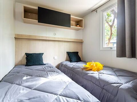 MOBILHOME 4 personnes - Ultimate | 2 Ch. | 4 Pers. | Terrasse couverte | Jacuzzi | Douche extérieure | 1 SDB | Clim. | TV
