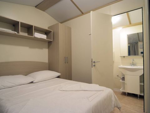 MOBILHOME 6 personnes - Confort | 3 Chambres | Capacité 6 personnes | Terrasse semi couverte | 1 Salle de bain | Climatisation