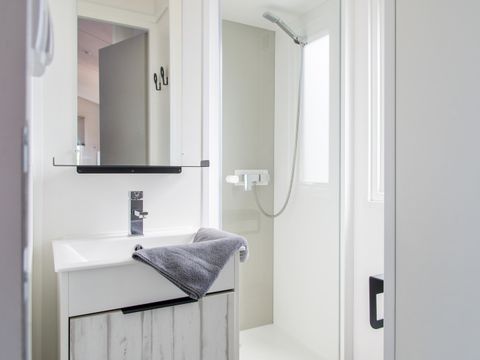 MOBILHOME 5 personnes - AUTHENTIQUE - TV - PLANCHA