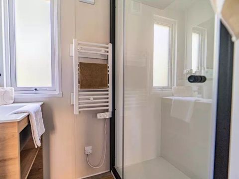 MOBILHOME 4 personnes - Duo Premium 3 Pièces 4 Personnes Jacuzzi + Climatisé + TV 