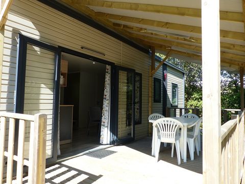 Mobilhome 2/6 personnes - Premium 32m² - 3 chambres - Terrasse semi-couverte - TV - Clim