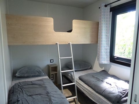 MOBILHOME 5 personnes - Mobil-Home Premium -30m² -2 chambres - terrasse couverte - TV - Clim 2/5 pers