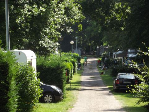 Emplacement - voiture + tente/caravane ou camping-car + électricité 6A + douches