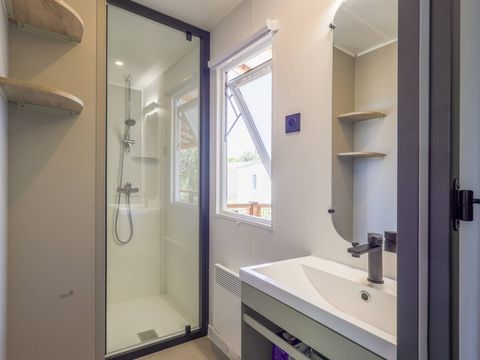 MOBILHOME 8 personnes - Mobil-home | Comfort | 4 Ch. | 8 Pers. | Terrasse Lounge | Cuisine extérieure | 2 SDB | Clim. | TV