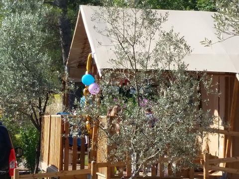 TENTE TOILE ET BOIS 4 personnes - HUTTE - 2 chambres avec salle de bains 4 pers