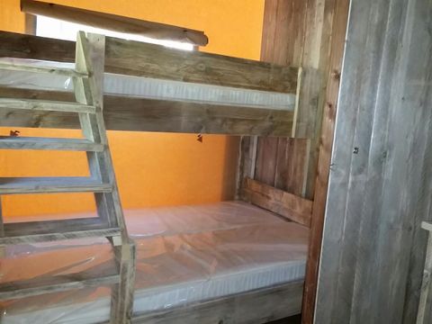 Tente en toile et en bois 4 personnes - HUTTE - 2 chambres avec salle de bains 4 pers