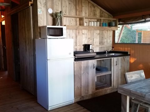Tente en toile et en bois 4 personnes - HUTTE - 2 chambres avec salle de bains 4 pers
