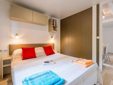 MOBILHOME 8 personnes - Mobil-home | Premium | 3 Ch. | 6/8 Pers. | Terrasse surélevée | 1 SDB | Clim. | TV