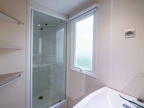 Mobilhome 6 personnes - Confort | 3 Chambres | 6 Couchages | Terrasse semi couverte | 1 Salle de bain | Climatisation