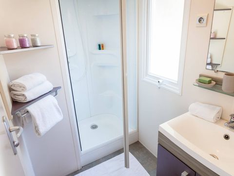 MOBILHOME 4 personnes - Mobil-home | Comfort | 2 Ch. | 4 Pers. | Terrasse surélevée | Clim. MOBILHOME 4 personnes - Mobil-home | Comfort | 2 Ch. | 4 Pers. | Terrasse surélevée | Clim.