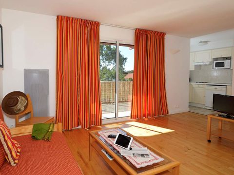 APPARTEMENT 6 personnes - (Coté piscine)
