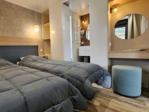 Mobilhome 4 personnes - ELEGANCE 40m² - 2 chambres - 2 salles de bain - Climatisation - Terrasse semi-couverte 27m² - Nouveauté 2024