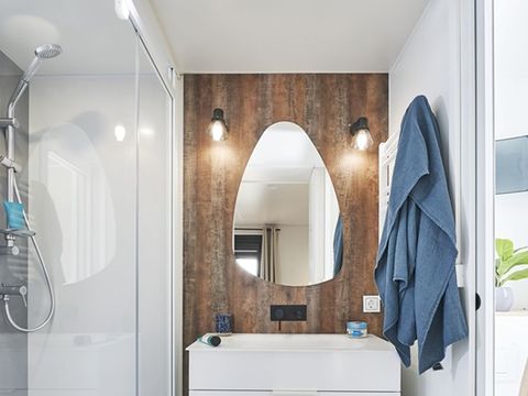 Mobilhome 4 personnes - ELEGANCE 40m² - 2 chambres - 2 salles de bain - Climatisation - Terrasse semi-couverte 27m² - Nouveauté 2024