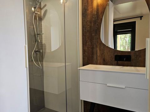 Mobilhome 4 personnes - ELEGANCE 40m² - 2 chambres - 2 salles de bain - Climatisation - Terrasse semi-couverte 27m² - Nouveauté 2024