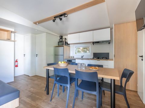 MOBILHOME 6 personnes - Mobil-home | Premium | 3 Ch. | 6 Pers. | Terrasse couverte | 1 SDB | Clim. | TV