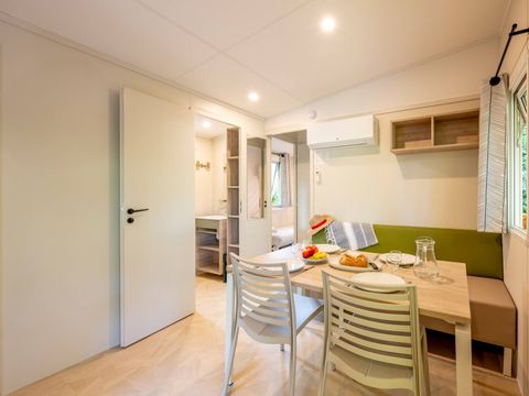 MOBILHOME 6 personnes - Mobil-home | Premium | 3 Ch. | 6 Pers. | Terrasse couverte | 1 SDB | Clim. | TV