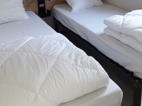 MOBILHOME 4 personnes - CONFORT 27  m² - 2 chambres - terrasse couverte - TV -