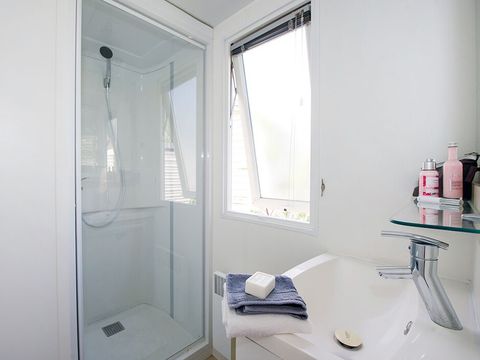 MOBILHOME 4 personnes - Mobil-home | Premium Azure | 2 Ch. | 4 Pers. | Terrasse surélevée | Clim. | TV