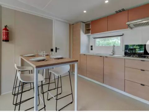MOBILHOME 8 personnes - Comfort | 4 Ch. | 8 Pers. | Terrasse surélevée | 2 SDB | Clim. | TV