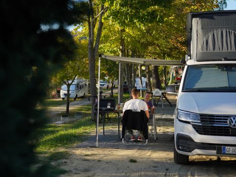 Emplacement - Emplacement voiture + tente ou caravane ou camping-car 40/80 m²