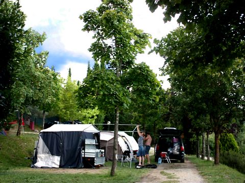 Emplacement - Emplacement voiture + tente ou caravane ou camping-car 40/80 m²