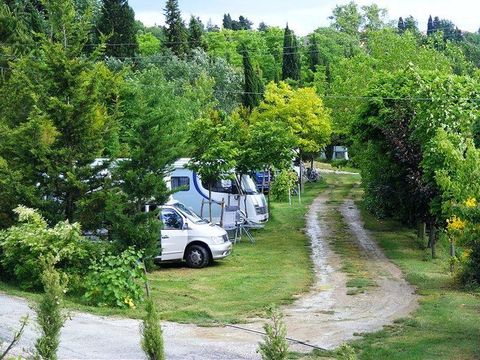 Emplacement - Emplacement voiture + tente ou caravane ou camping-car 40/80 m²