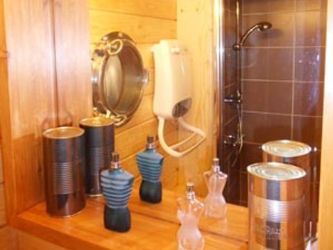 HÉBERGEMENT INSOLITE 5 personnes - TOUE CABANEE SUR L'EAU