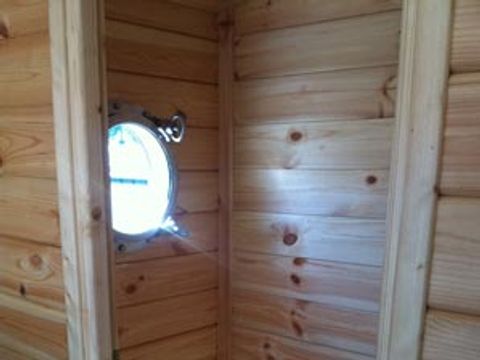 HÉBERGEMENT INSOLITE 5 personnes - TOUE CABANEE SUR L'EAU