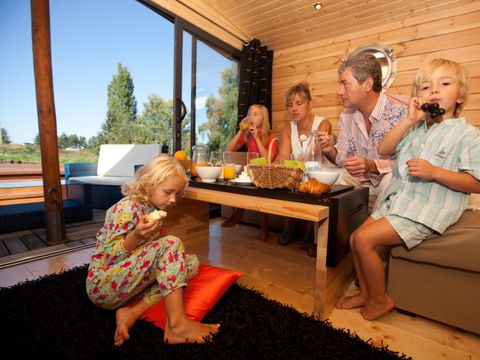 HÉBERGEMENT INSOLITE 5 personnes - TOUE CABANEE SUR L'EAU