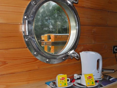 HÉBERGEMENT INSOLITE 5 personnes - TOUE CABANEE SUR L'EAU