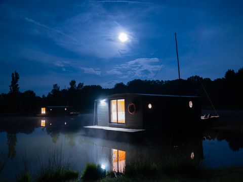 Insolite 5 personnes - TOUE CABANEE SUR L'EAU