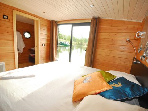 HÉBERGEMENT INSOLITE 5 personnes - TOUE CABANEE SUR L'EAU