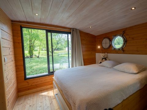 HÉBERGEMENT INSOLITE 5 personnes - Toue cabanée accostée