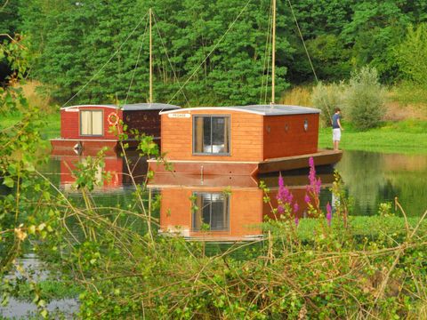 Insolite 5 personnes - Toue cabanée accostée avec sanitaires