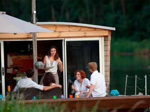 Insolite 5 personnes - Toue cabanée accostée avec sanitaires