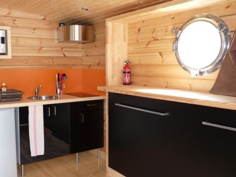 Insolite 5 personnes - Toue cabanée accostée avec sanitaires