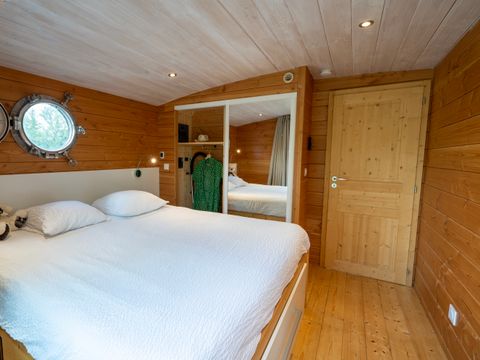 Insolite 5 personnes - Toue cabanée accostée avec sanitaires