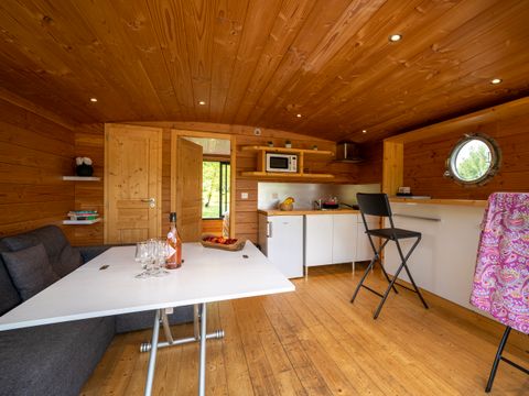 Insolite 5 personnes - Toue cabanée accostée avec sanitaires