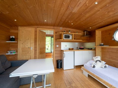 HÉBERGEMENT INSOLITE 5 personnes - Toue cabanée accostée avec sanitaires