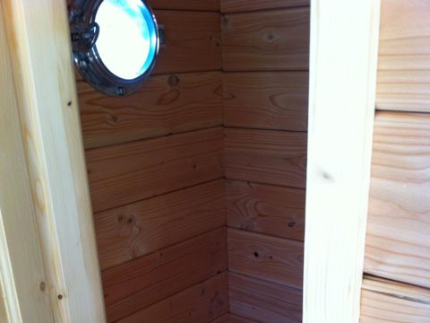 HÉBERGEMENT INSOLITE 5 personnes - Toue cabanée accostée avec sanitaires